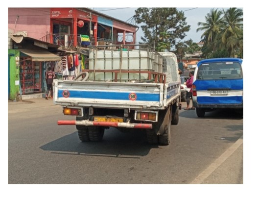 Un camion canter transportant des cuves d’eau dans le quartier Sainte-Anne (Libreville)